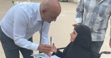 قام رئيس لجنة الانتخاب في مدرسة الروضة الابتدائية بقرية الروضة