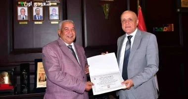 محافظ الأقصر يكرم وكيل التضامن الاجتماعي