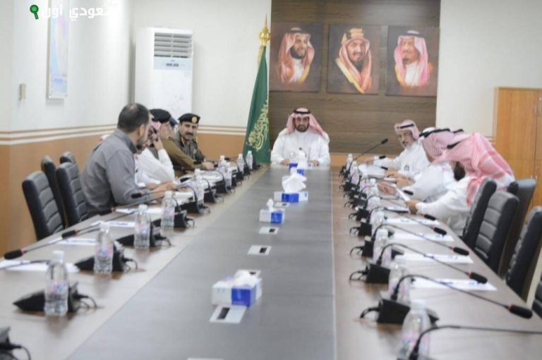 اجتماع طارئ في محايل لمتابعة الحالة المطرية وتعزيز جاهزية الجهات المعنية