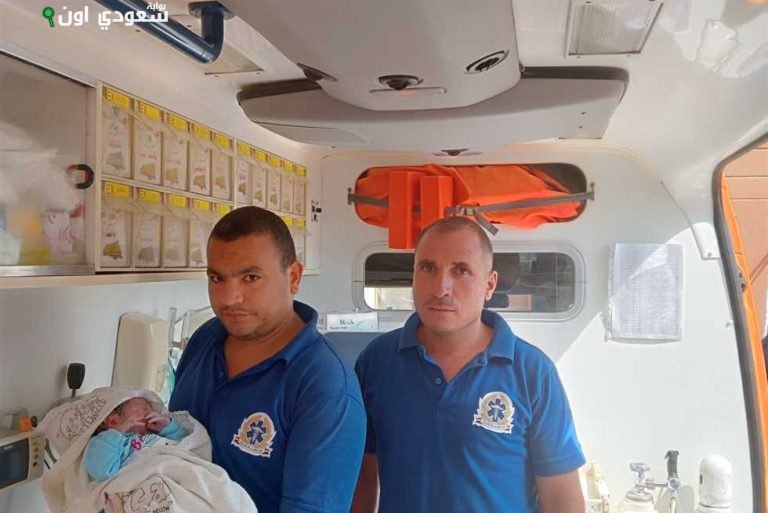 مسعف يقدم العون لسيدة أثناء ولادتها داخل سيارة الإسعاف ببني سويف
