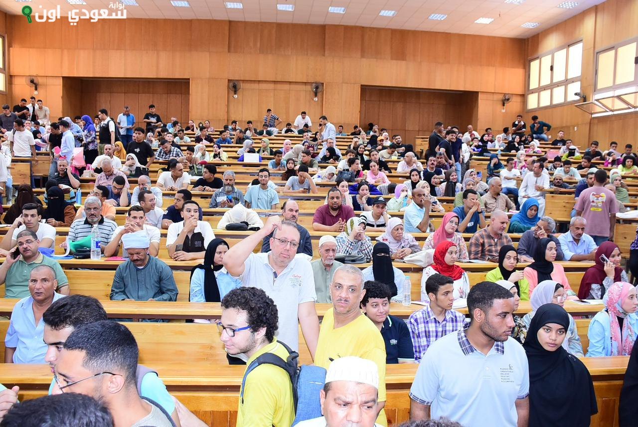الصورة الرئيسية للمقال: طلاب الصعيد يتزاحمون على جامعة سوهاج الأهلية في يوم التقديم الأول