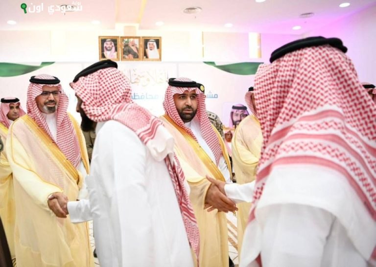 أمير منطقة جازان ونائبه يجتمعان مع مشايخ وأهالي محافظة هروب لتعزيز الروابط الاجتماعية