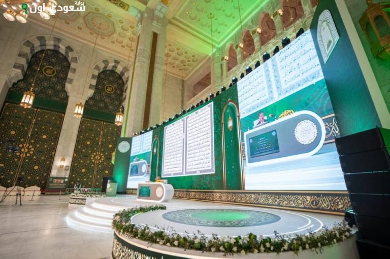 شاشات رقمية تعرض مسابقة الملك عبدالعزيز الدولية للقرآن الكريم