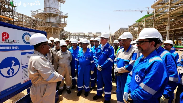 وزير البترول يزور مشروعات زيادة الإنتاج في معامل تكرير السويس