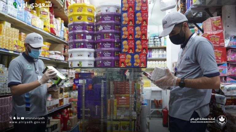 أمانة الرياض تغلق 124 منشأة وتضبط 6 أطنان أغذية فاسدة