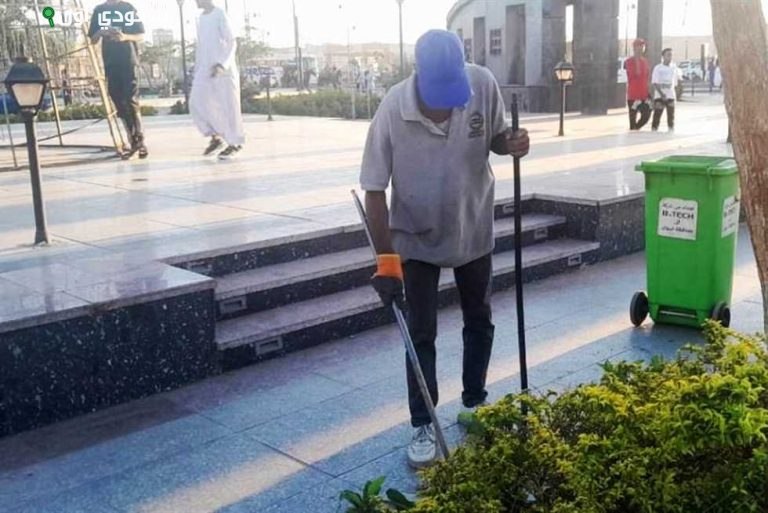 محافظ أسوان يمنع عمال النظافة من العمل في الظهيرة