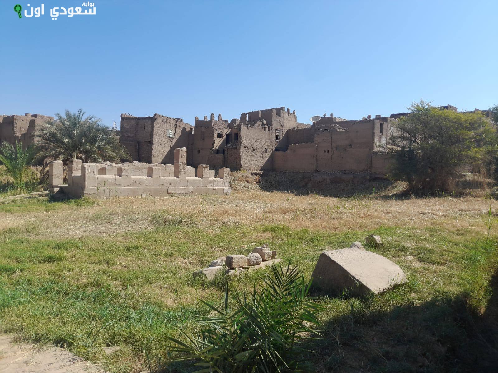 منطقة آثار الأقصر تنظف معبد الطود بإزالة الحشائش والمخلفات