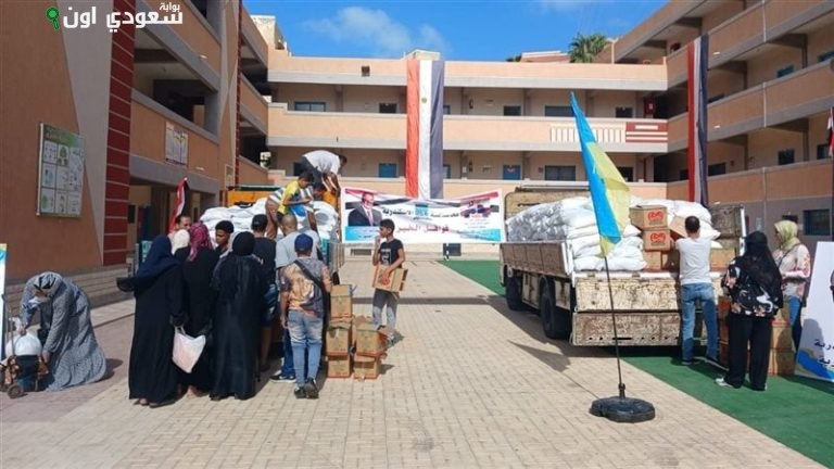 محافظ الإسكندرية يأمر بتوزيع مواد غذائية للأسر الأولى بالرعاية في حي الجمرك