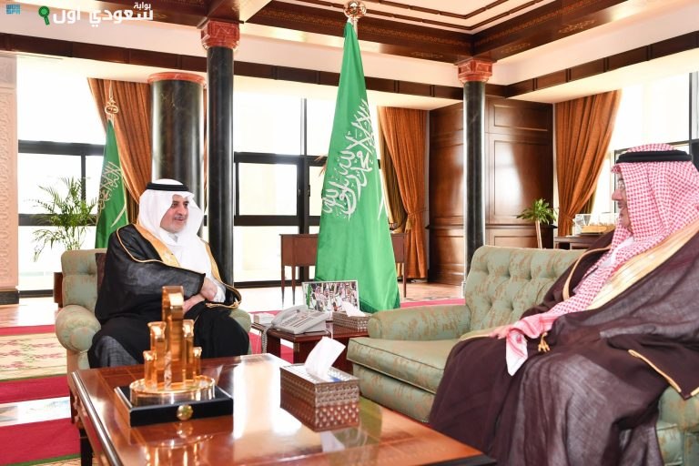 أمير منطقة تبوك يلتقي رئيس هيئة الرقابة ومكافحة الفساد في زيارة رسمية