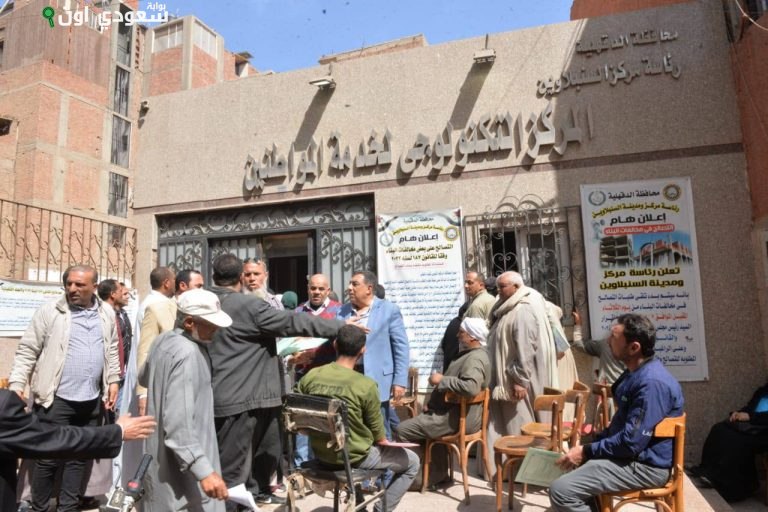 محافظ الدقهلية بالمركز التكنولوجي بالسنبلاوين: "اجلسوا في الظل"