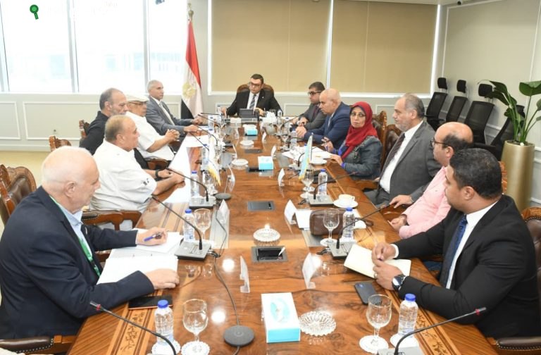 وزير الإسكان يلتقي مستثمري 6 أكتوبر