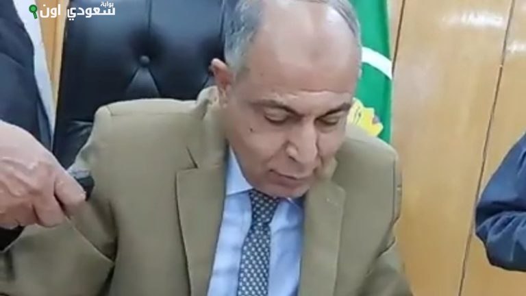 محافظ المنيا يحول غرف المدراء إلى فصول للطلاب