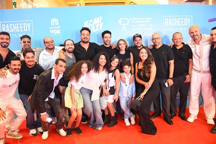 نجوم الفن يشاركون في العرض الأول لفيلم “ماما وبابا”