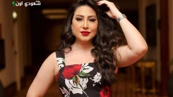بوسي تتألق بإطلالة مدهشة في أحدث ظهور لها بلون البينك الساحر