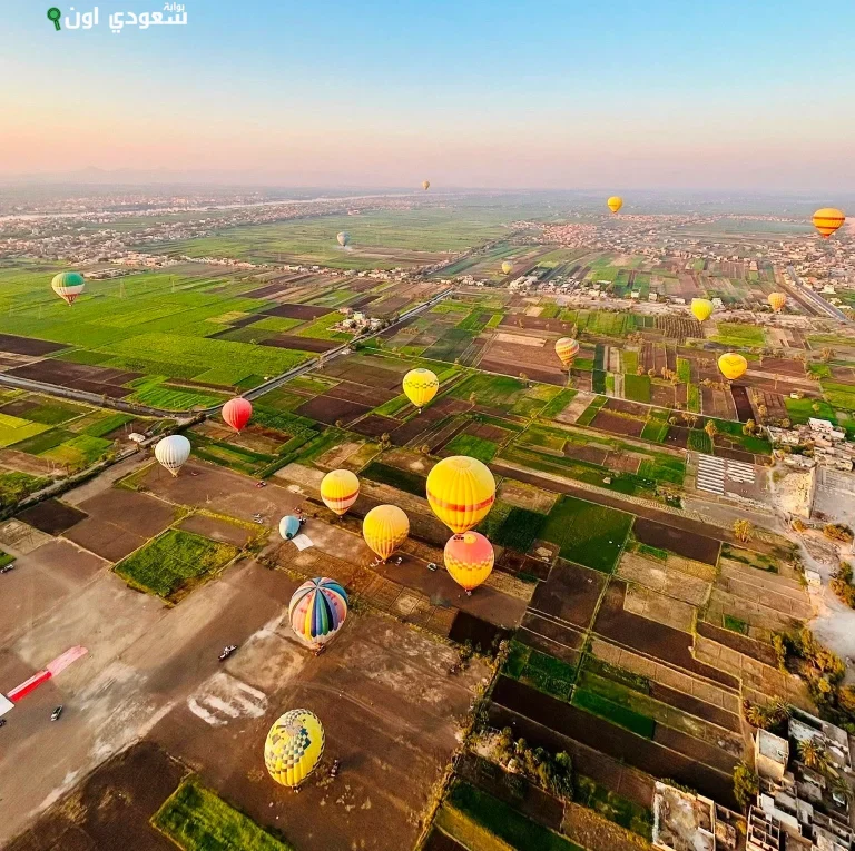 البالون الطائر يحلق في سماء الأقصر مع السياح رغم الحرارة