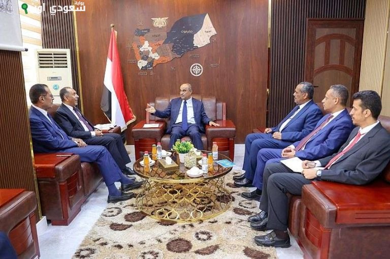 تعافي ملحوظ في سعر الريال اليمني مع بدء الحكومة حملات لضبط الأسعار الغذائية