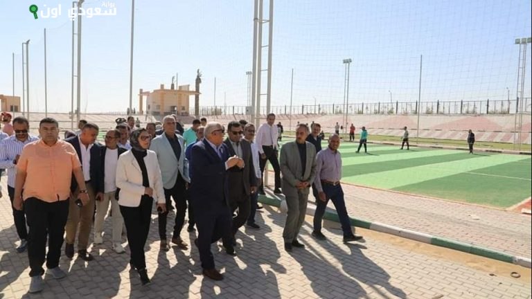 محافظ الوادي الجديد يسلم المجمع الرياضي لمديرية الرياضة