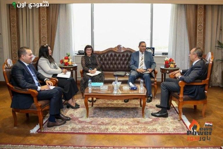 وزير قطاع الأعمال يبحث مع محافظ قنا المشروعات التنموية