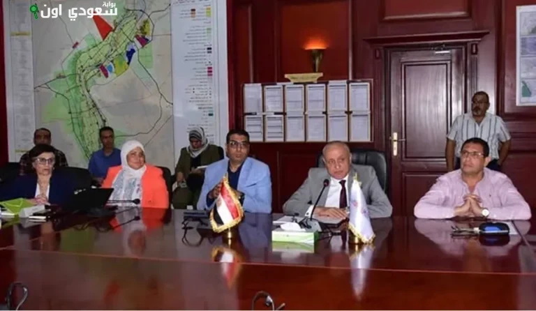 محافظ الأقصر يناقش تحديث نظام المتابعة والتقييم مع فريق الدعم الفني