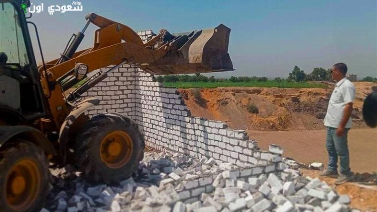 إزالة مخالفة بناء عاجلة في نجع حمادي بقنا