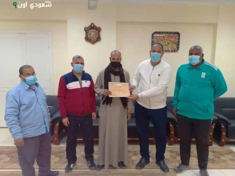 رئيس مركز ومدينة الطود يكرم موظفاً وعامل نظافة متميزين