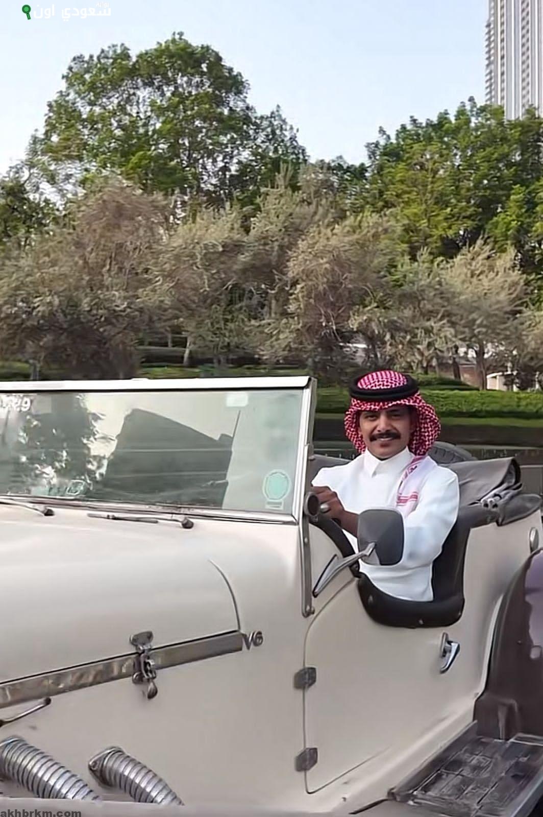 الصورة الرئيسية للمقال: الحويطي يقود سيارة كلاسيكية عمرها 96 عاماً من تبوك إلى دبي
