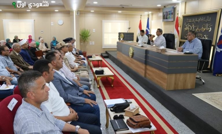 محافظ السويس يعقد اللقاء الأسبوعي ويؤكد أولوية خدمة المواطن