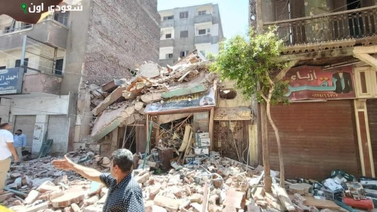 محافظ الشرقية يتفقد موقع انهيار منزل بشارع مولد النبي