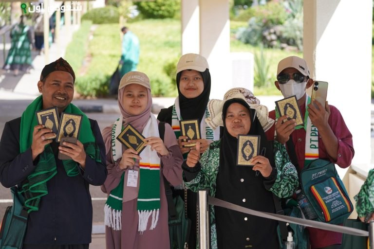 زوار من جنسيات مختلفة يكتشفون تقنيات مجمع طباعة المصحف الشريف