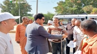 نائب محافظ سوهاج يوزع مساعدات غذائية