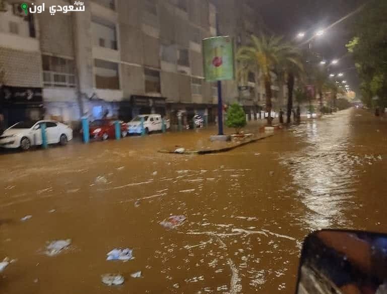 فيضانات تضرب عدن وحضرموت