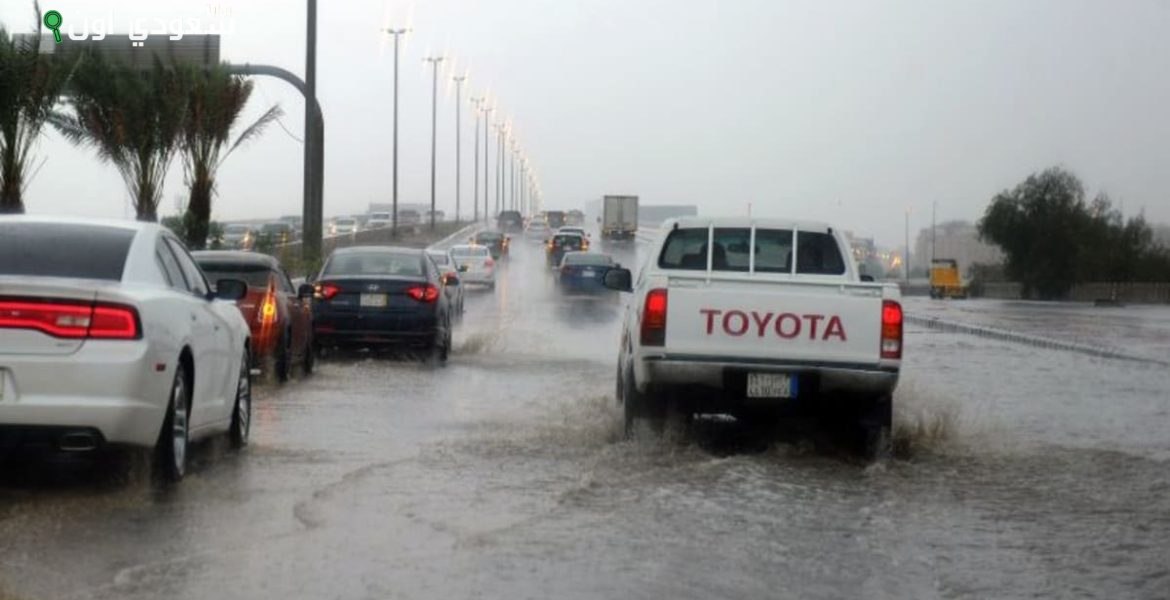 أمطار غزيرة تتسبب في سيول جارفة بمحايل عسير