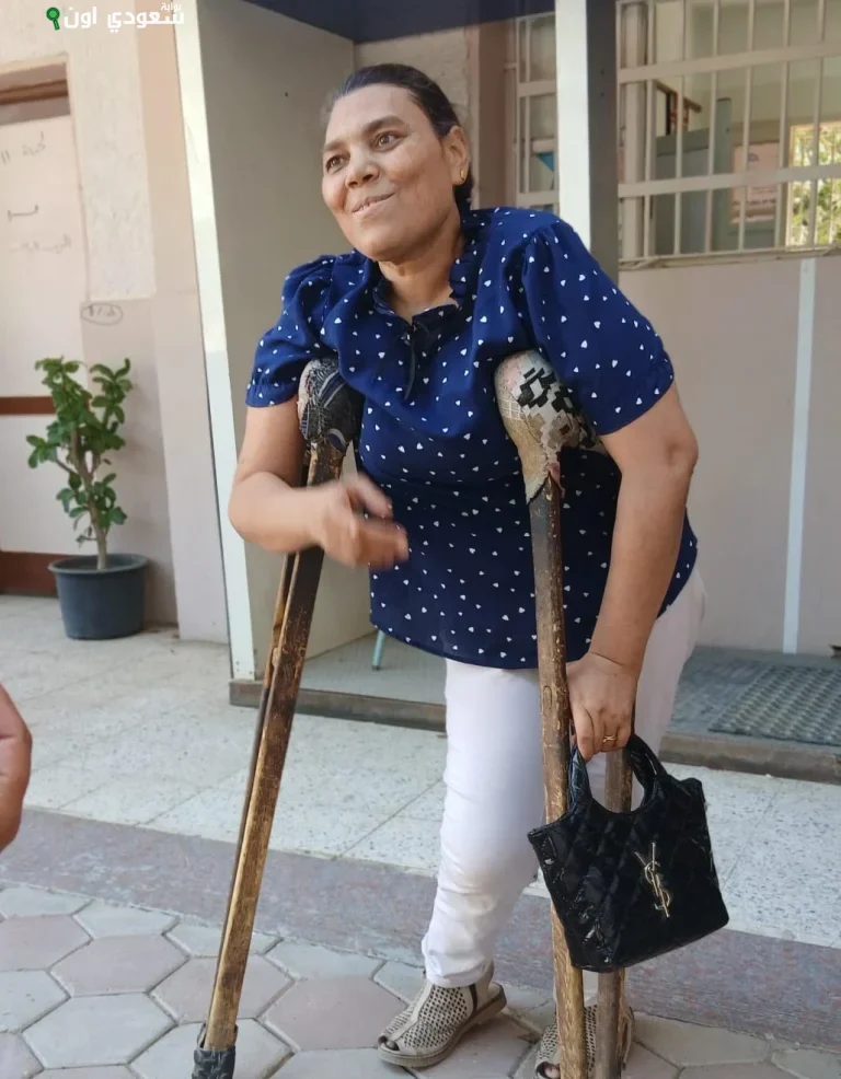 سيدة تتحدى ظروفها الصحية وتدلي بصوتها في انتخابات قنا