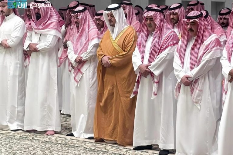 الأمير سعود بن مشعل يؤدي صلاة الميت على والدة الأمير فهد بن مقرن