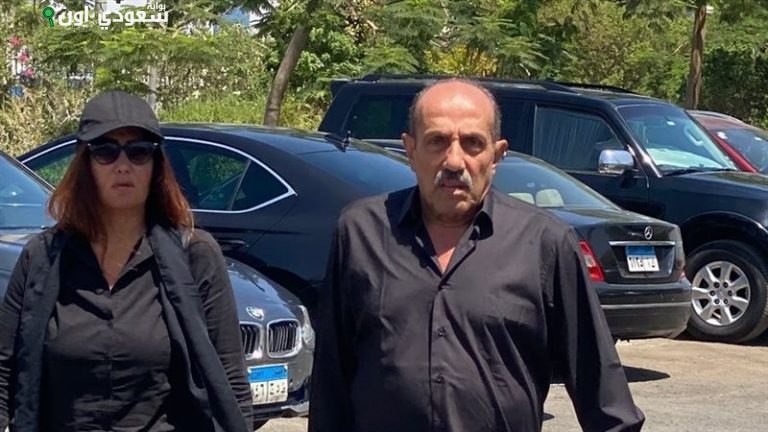 نجوم الفن يودّعون المنتج طارق صيام في جنازة بمسجد الشرطة