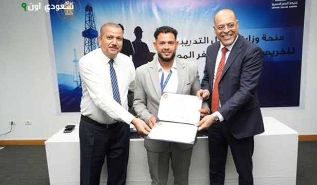 وزير العمل يسلم شهادات تدريب لـ97 خريجًا ضمن منحة مجانية في قطاع الخدمات البترولية