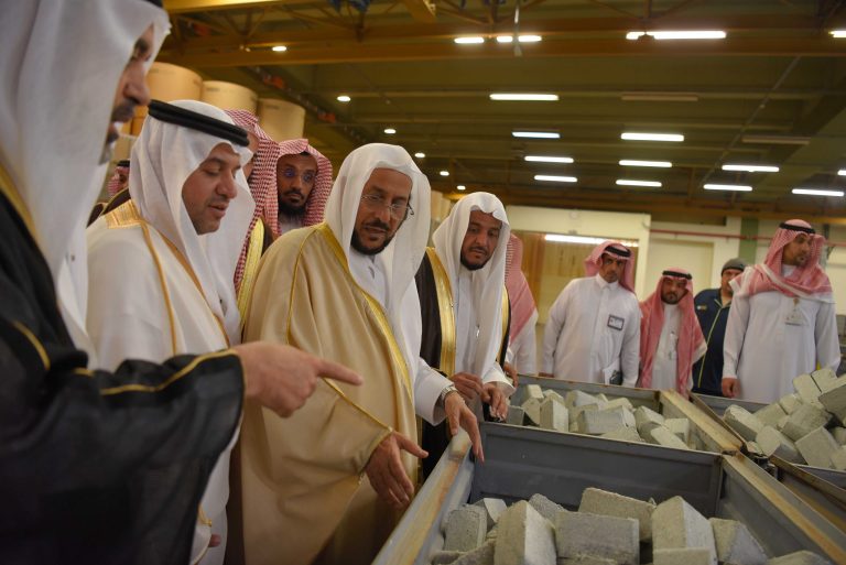 وزير الشؤون الإسلامية يزور مجمع الملك فهد لطباعة المصحف ويشيد بدعم القيادة