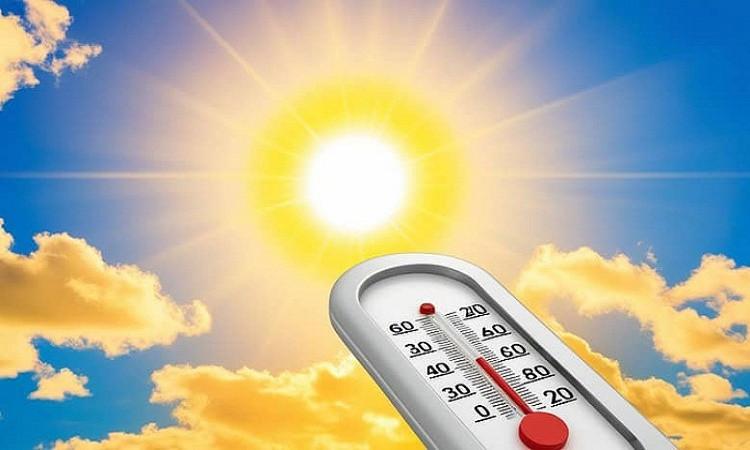 طقس حار نهارًا معتدل ليلًا غدًا وشبورة مائية على بعض الطرق