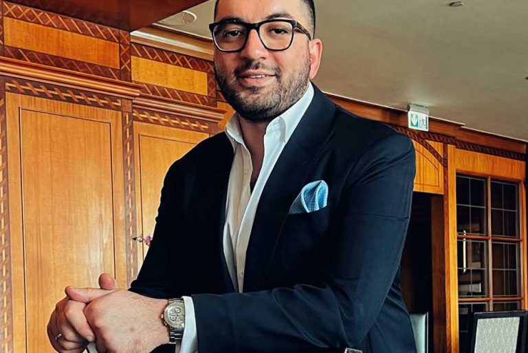 الفنان أحمد ثروت