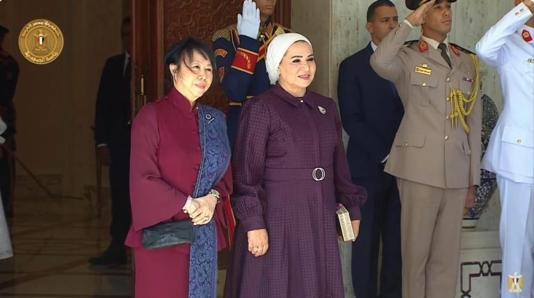 انتصار السيسي ترحب بحرم رئيس سنغافورة