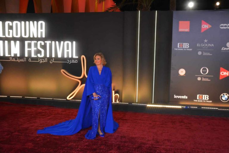 نجوم الفن يتألقون على السجادة الحمراء