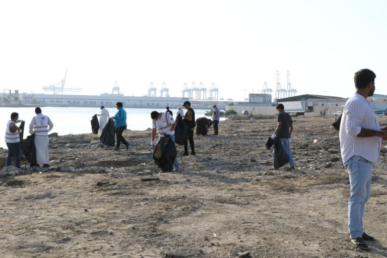 الزراعة تشارك في مبادرة لتنظيف شواطئ جدة