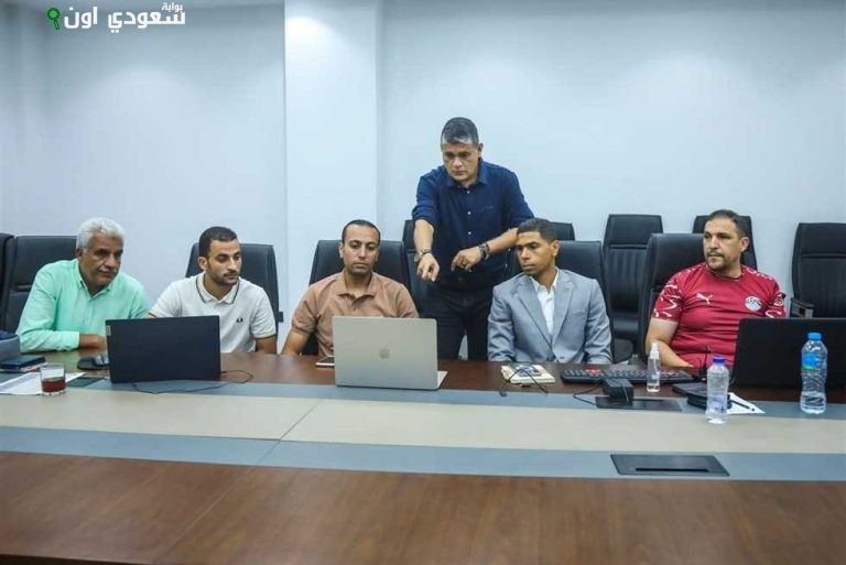 أوسكار رويز يجتمع بحكام