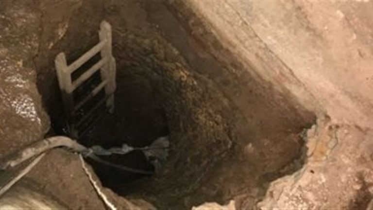 ضبط متهمين بالتنقيب عن آثار أسفل مستوصف طبي في قنا