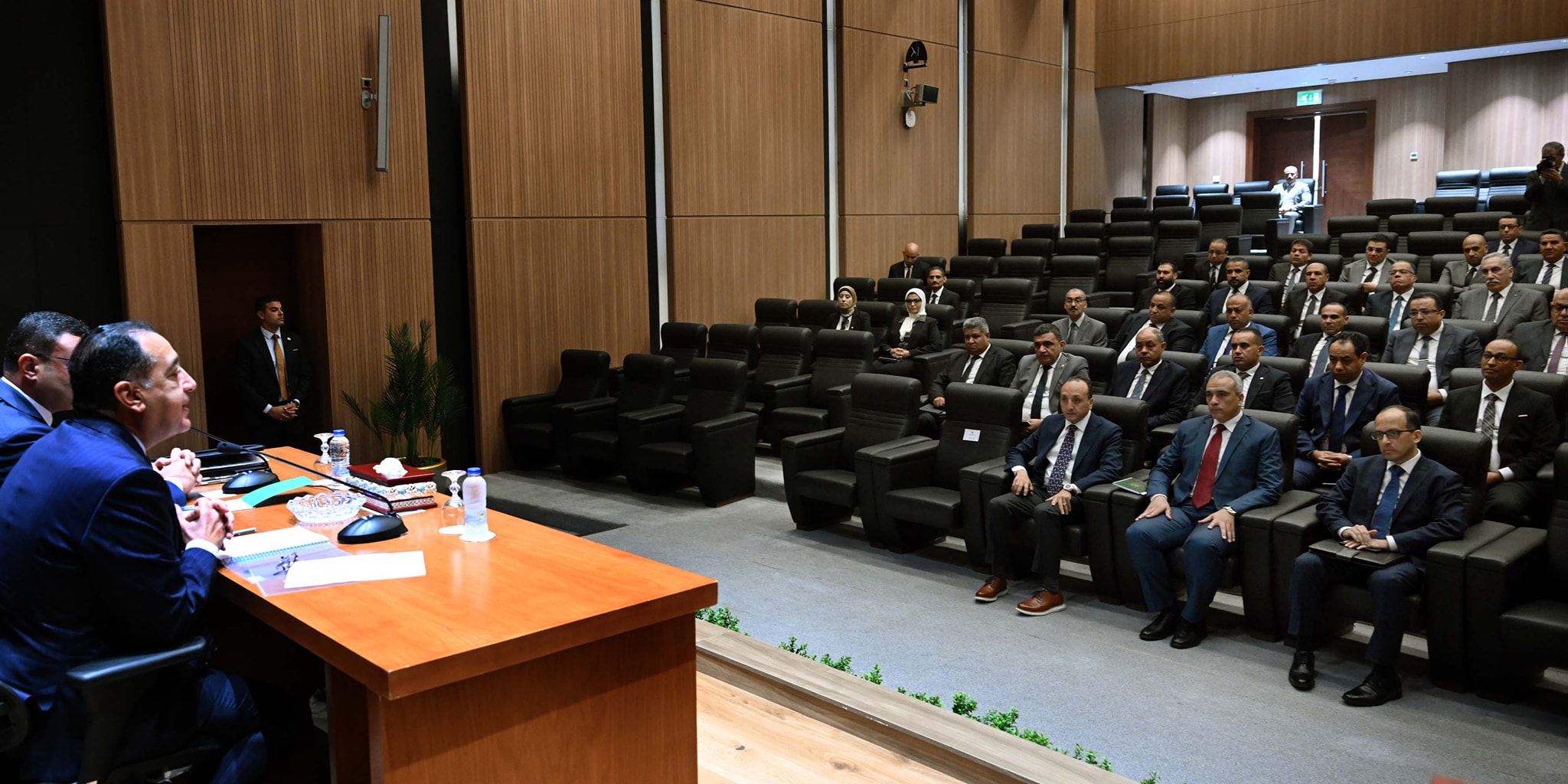 مدبولي يبحث مع رؤساء المدن الجديدة تطوير الخدمات ويتابع إعادة هيكلة شركات الغزل والنسيج