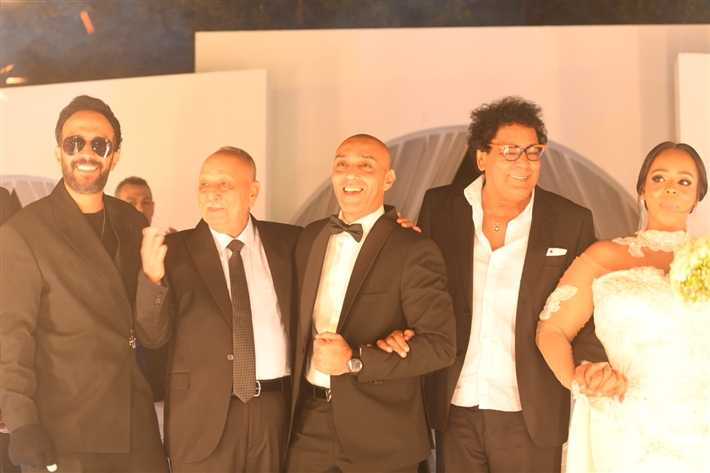 محمد منير يحتفل بزفاف ابنة شقيقته ويشهد على عقد القران