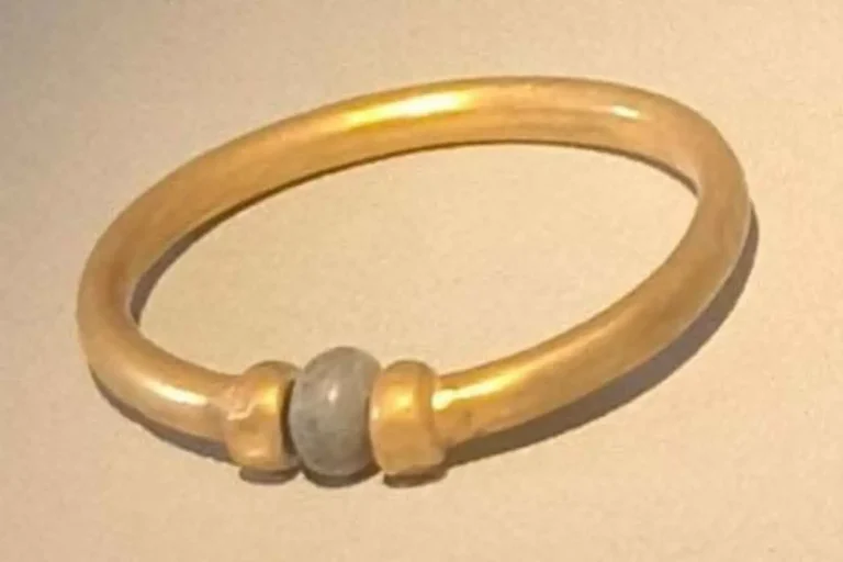 اختفاء سوار ذهبي أثري بالمتحف المصري القديم والنيابة الإدارية تفتح تحقيقًا عاجلًا