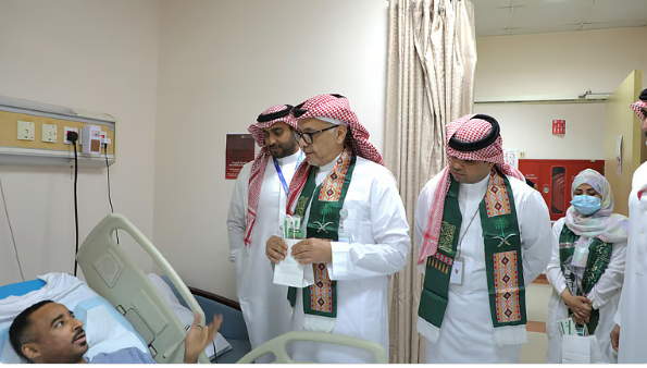 الدكتور محمود أبورمش يشارك المرضى فرحة اليوم الوطني السعودي