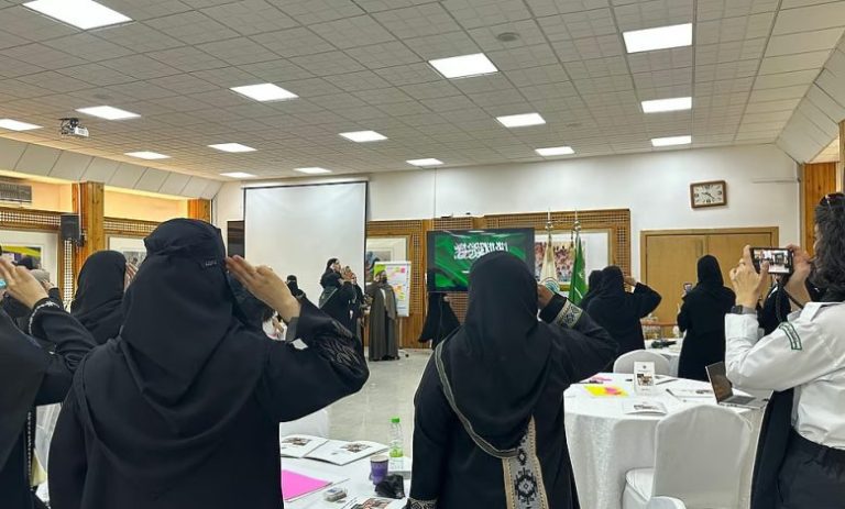 قائدات فتيات الكشافة