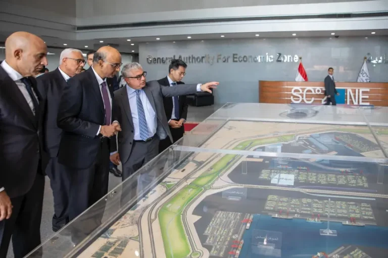 الرئيس السنغافوري يزور المنطقة الاقتصادية لقناة السويس